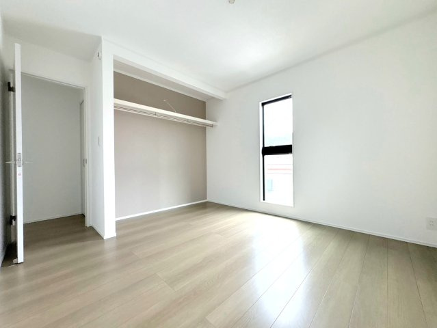 ダイマルタウン　関市稲河町第１　全９区画分譲の洋室|全居室に大型収納を設置。窓ガラスは断熱性能や結露防止効果の高いLOW-E複層ガラスを採用しています。