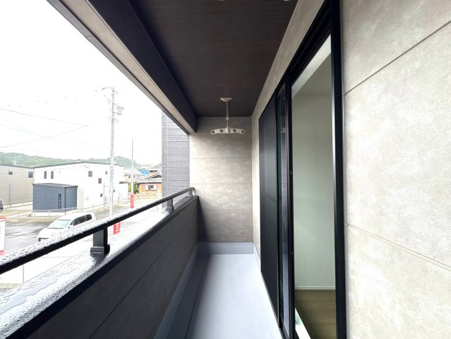 ダイマルタウン　関市稲河町第１　全９区画分譲のバルコニー|バルコニーは南向きで洗濯物もよく乾きます！強度と表面積硬度を持つFPRで防水しています。