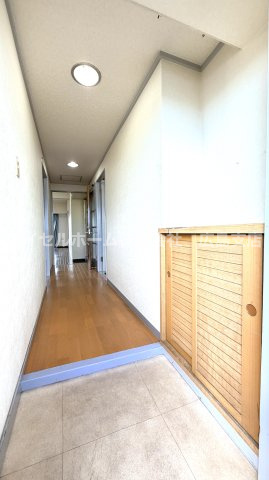 【玄関】 | ハイツ翠苑 | 人を迎え入れる最初の場所だからこそ、清潔感があり、余裕ある空間に。