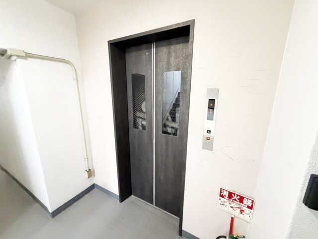 Renatus新大阪の玄関