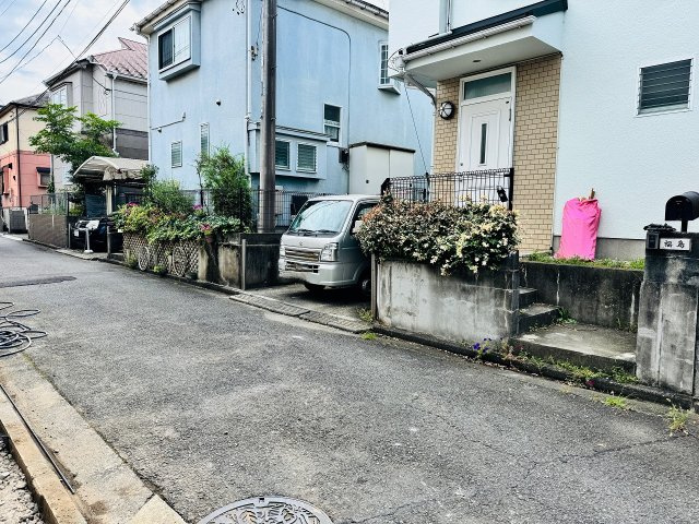 八王子市　中野上町　中古戸建ての前面道路含む現地写真|～東4ｍ道路に面しています～