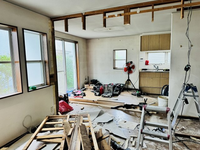 八王子市　中野上町　中古戸建ての居間・リビング|～現在リフォーム中、詳細は当社までお気軽にお問合せ下さい～