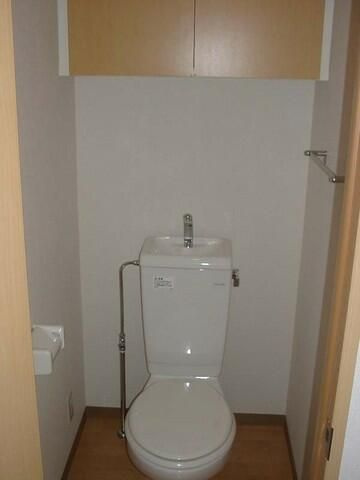 ビイルーム自由が丘のトイレ|ゆったりとした空間のトイレです