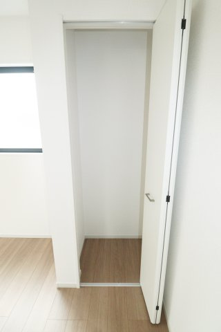 郡山市緑町　　　  ２号棟　　　桃見台小学校、郡山第５中学区　の玄関|※同社施工例