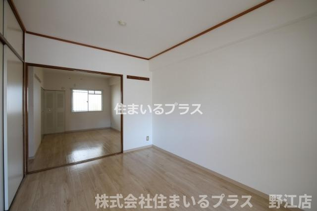 フレアコート京橋の洋室