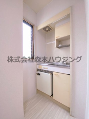 【キッチン】 | 　パレス守口 | ※同タイプ別室の写真を使用しています。
　設備内容や色調など相違がある場合は実際のお部屋の現状優先となります。
