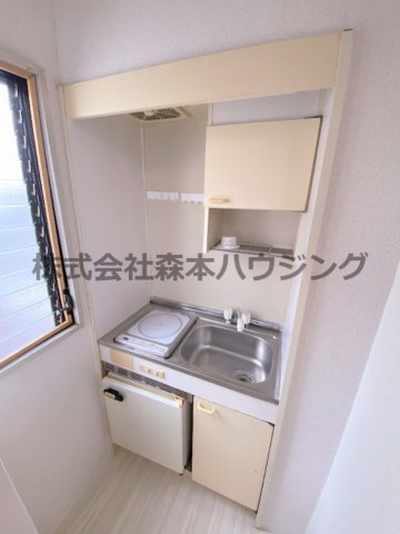 【キッチン】 | 　パレス守口 | ※同タイプ別室の写真を使用しています。
　設備内容や色調など相違がある場合は実際のお部屋の現状優先となります。