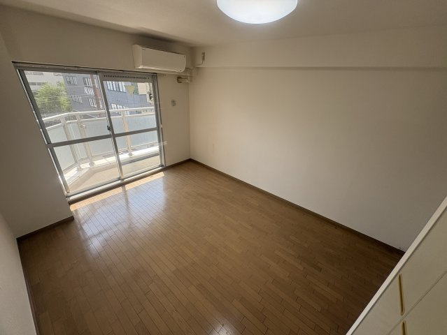 吹田市江の木町の賃貸マンションの居間・リビング