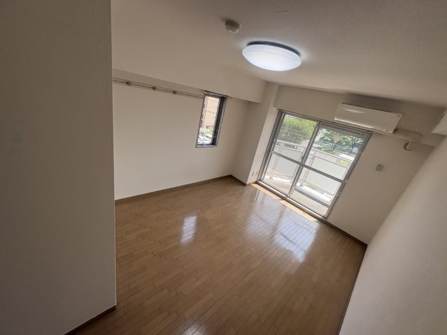 吹田市江の木町の賃貸マンションの居間・リビング
