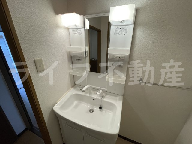 フローレンス岩田の独立洗面台|朝の支度にも助かる、独立の洗髪洗面化粧台