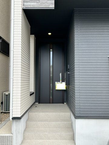 瑞穂区田光町1期の玄関|玄関ポーチ：家の“第一印象”を彩る玄関ポーチ。おしゃれな外観と雨の日も安心の屋根付き設計で、毎日の出入りが快適♪
