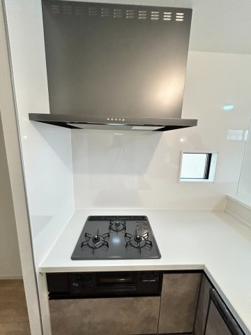 瑞穂区田光町1期のキッチン|お洒落デザインのスリムレンジフードとガスコンロ