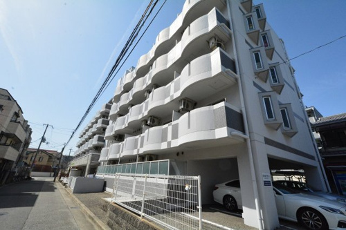 オートロックで外部の人間が簡単に出入りできないため安心です。