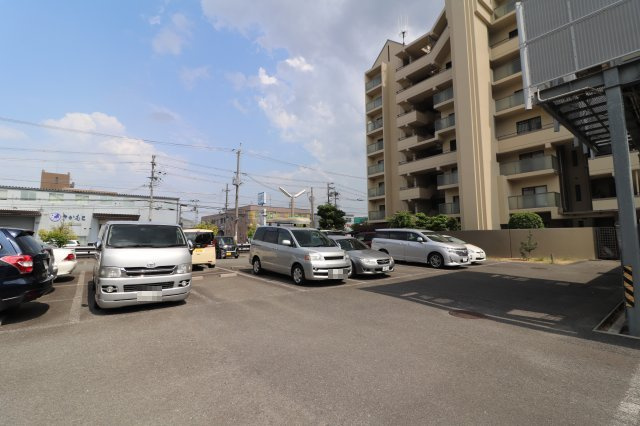 ヴィラ貴瀬３号館の駐車場