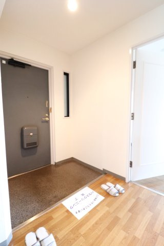 ヴィラ貴瀬３号館の玄関