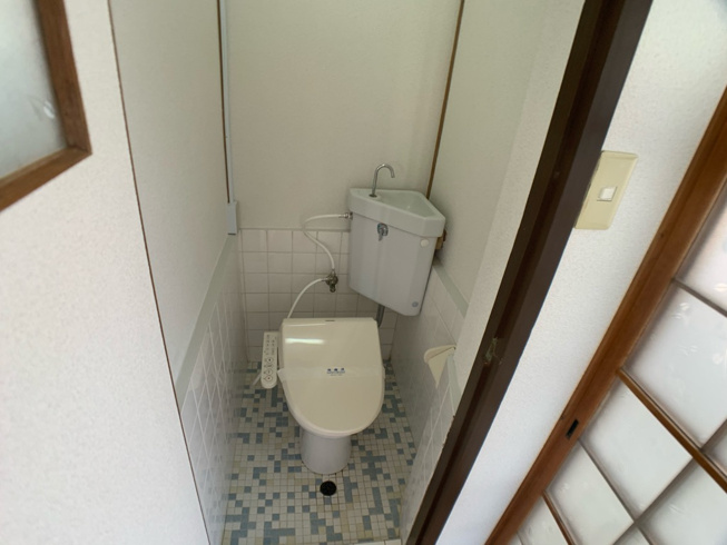 温水洗浄便座付きのトイレです♪