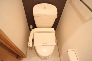温水洗浄便座付きのトイレです♪