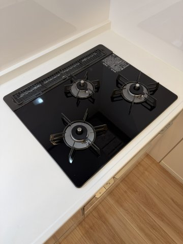 中野区中央１丁目の中古マンションのキッチン|3口ガスコンロ