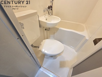 浴室内にトイレがあります♪