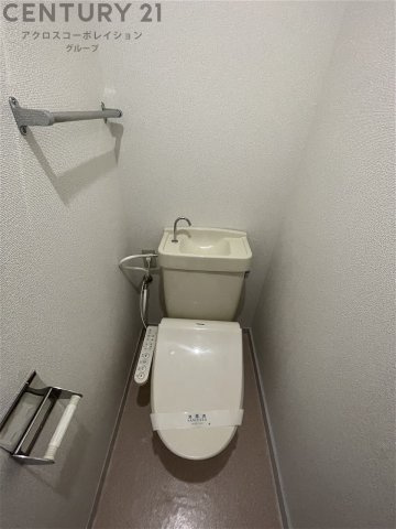 温水洗浄便座付きのトイレです♪
