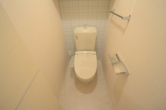 温水洗浄便座付きのトイレです♪