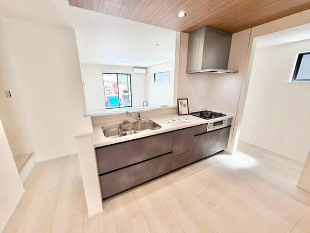 リーブルガーデン　瀬戸市塩草が丘第2のキッチン|浄水器付きの使いやすいキッチン。料理初心者さんでも楽しく作業できそうな、機能的な空間です。									
									