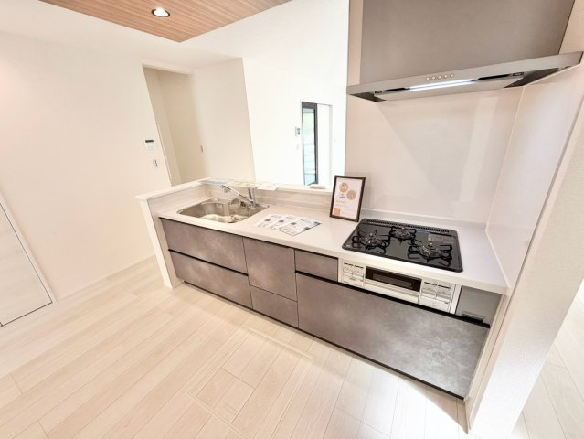 リーブルガーデン　瀬戸市塩草が丘第2のキッチン|浄水器付きの使いやすいキッチン。料理初心者さんでも楽しく作業できそうな、機能的な空間です。									
									