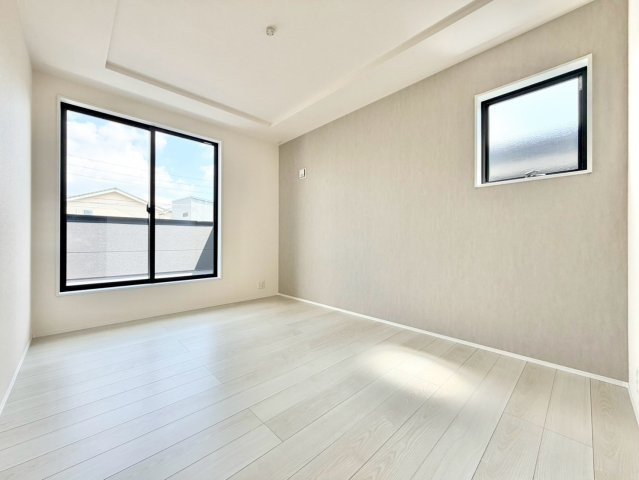 リーブルガーデン　瀬戸市塩草が丘第2の洋室|陽当りの良い洋室は、お子様の勉強部屋や家族の寝室としても使える、暮らしに合わせて活用できる空間です。