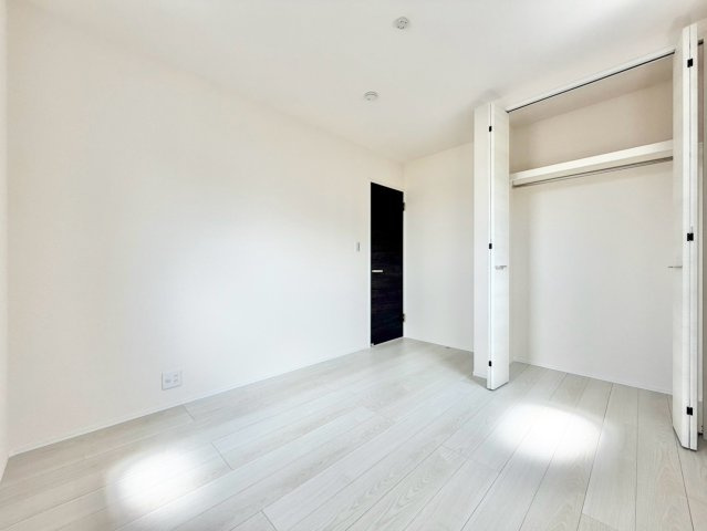 リーブルガーデン　瀬戸市塩草が丘第2の洋室|陽当りの良い洋室は、お子様の勉強部屋や家族の寝室としても使える、暮らしに合わせて活用できる空間です。
