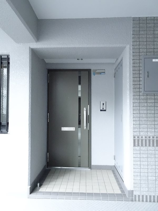 コモドカーサ新神戸のエントランス