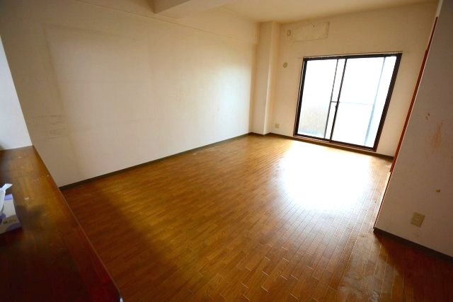 西宮市甲子園七番町の賃貸マンションの居間・リビング