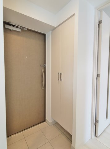 西宮市甲子園口３丁目の賃貸マンションの玄関