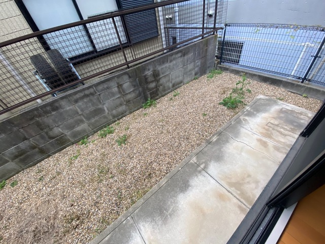 芦屋市清水町のアパートの庭