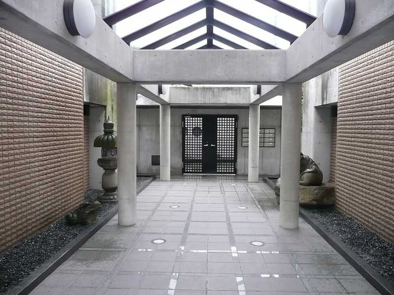 芦屋市川西町の賃貸マンションのエントランス