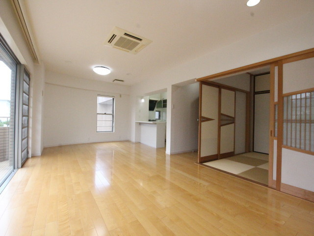 芦屋市川西町の賃貸マンションの居間・リビング