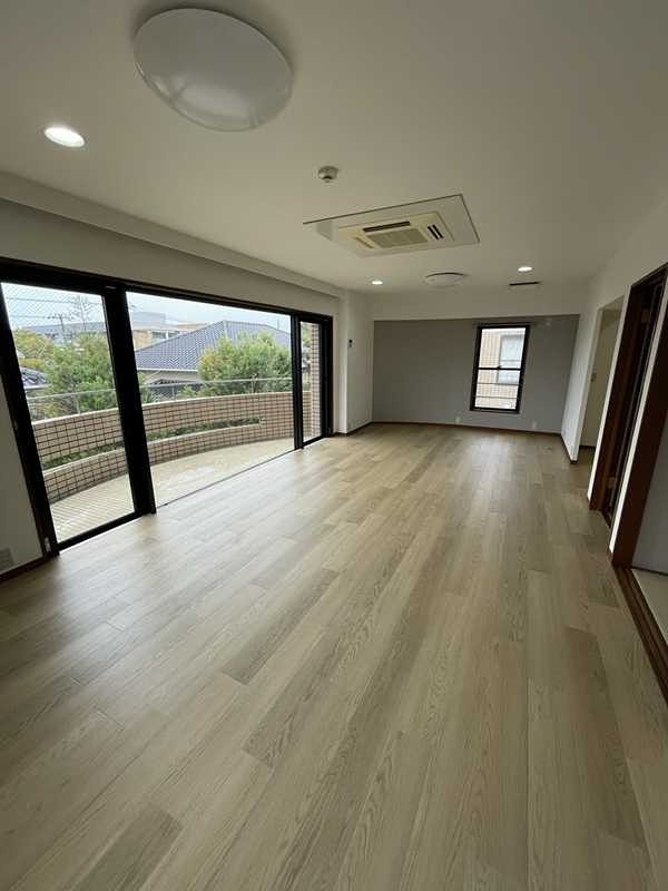 芦屋市川西町の賃貸マンションの居間・リビング