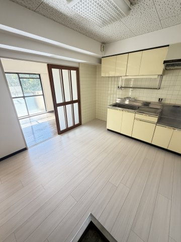 神戸市灘区岩屋北町５丁目の賃貸マンションの居間・リビング