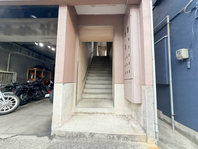 神戸市灘区城内通２丁目の賃貸マンションのエントランス