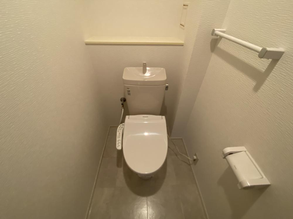 西宮市新甲陽町の賃貸マンションのトイレ