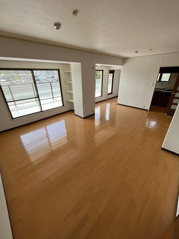 西宮市新甲陽町の賃貸マンションの居間・リビング