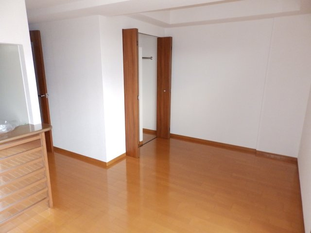 神戸市灘区都通２丁目の賃貸マンションの居間・リビング