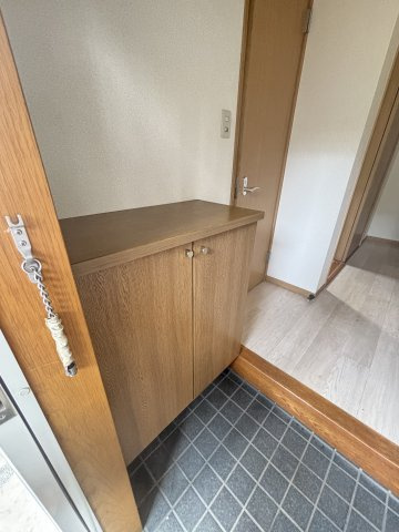 プラムハウスの玄関|退去前の為、別のお部屋の写真です。
