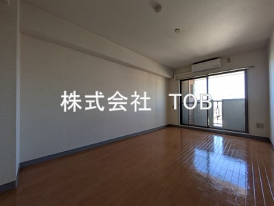 【居間・リビング】 | シャトー梅ヶ丘 | 洋室8.3帖