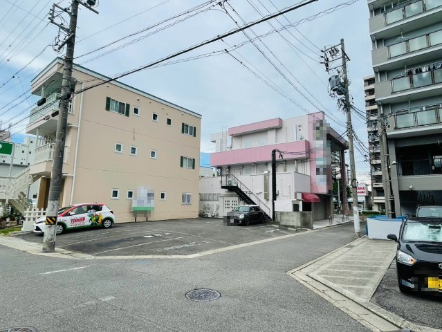 ピュアビルの駐車場