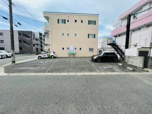ピュアビルの駐車場