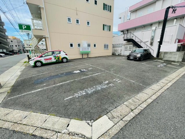 ピュアビルの駐車場