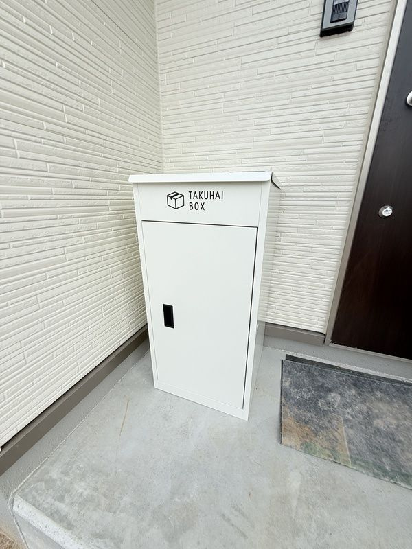 ヴェルジュ荒木　C棟のエントランス|宅配BOX付で荷物の受取に便利です★