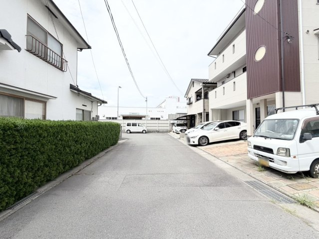【中古戸建】岡山市北区中山道2丁目の前面道路含む現地写真