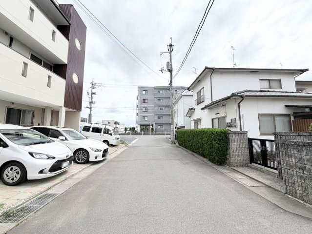 【中古戸建】岡山市北区中山道2丁目の前面道路含む現地写真