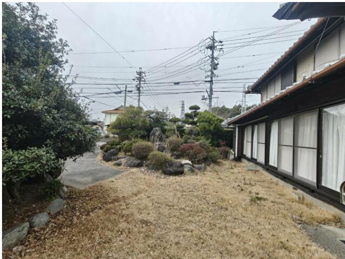 知多郡美浜町大字河和字岡ノ脇　中古戸建の庭|お庭が付いています